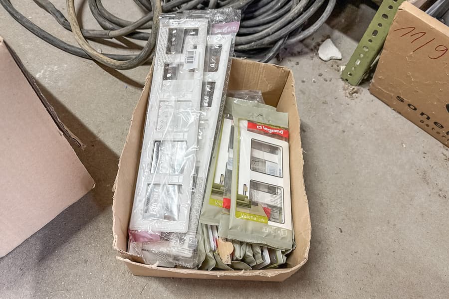 Karton mit Steckdosenabdeckungen Legrand